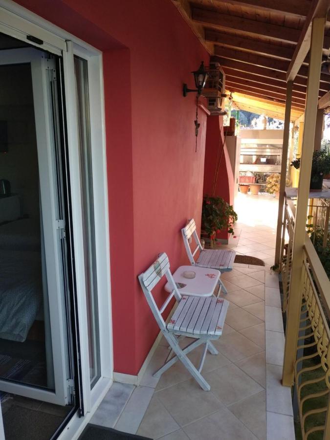 Bed and Breakfast Kostas Walkers Point à Dafnáta Extérieur photo