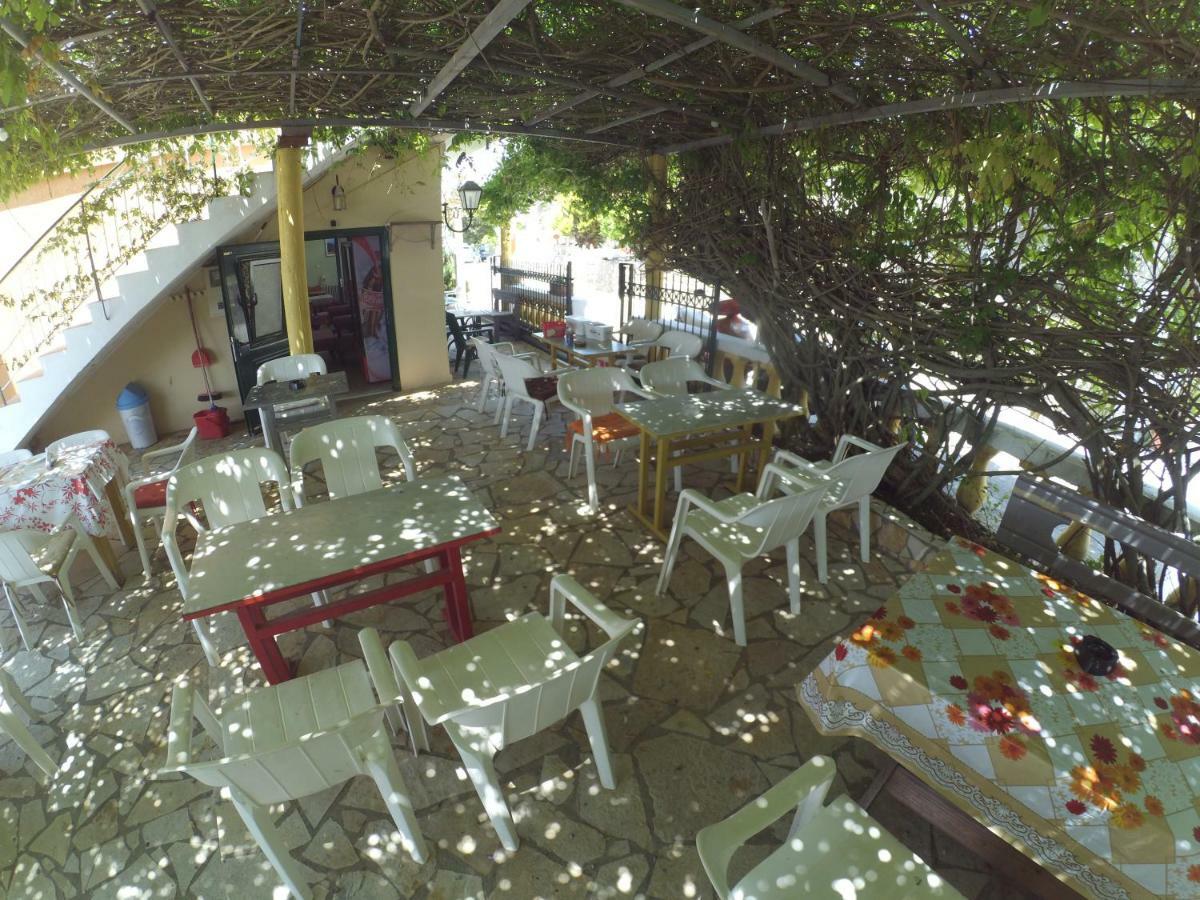 Bed and Breakfast Kostas Walkers Point à Dafnáta Extérieur photo